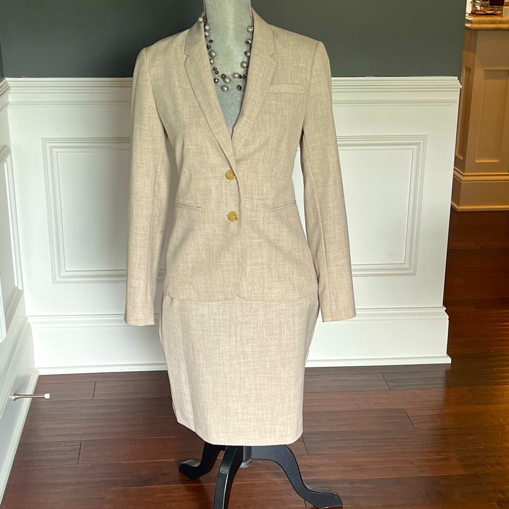 Banana Republic size 4 petite skirt suit. Fully lined. Necklace not included
